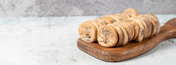 Suhe smokve u vodi — slatkiš koji ne prekida tišinu